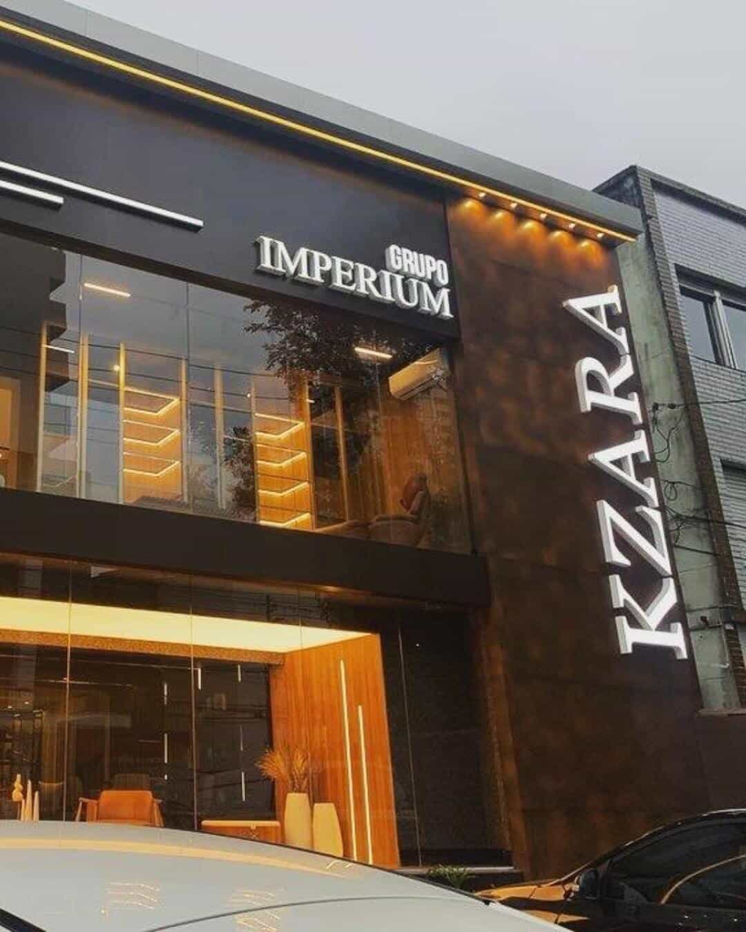 Fachada comercial moderna com revestimento e letras caixa iluminadas